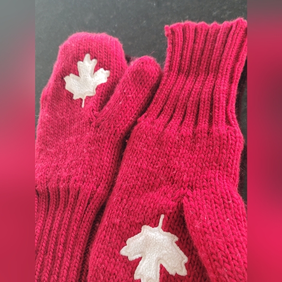 2010 Vancouver Olympics Red Mittens - Picture 7 of 7